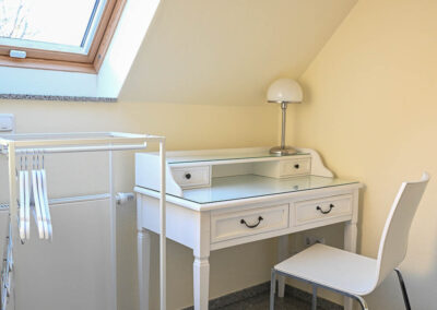 Kleiner Arbeitsplatz mit Schreibtisch und Dachfenster in der Ferienwohnung Maison Marabu in der Elbtalaue