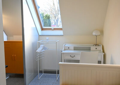 Arbeitsbereich mit Dachfenster im Ferienhaus Kamerun in der Niedersächsischen Elbtalaue