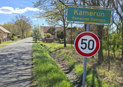 Ortseingangsschild Kamerun – Gemeinde Damnatz