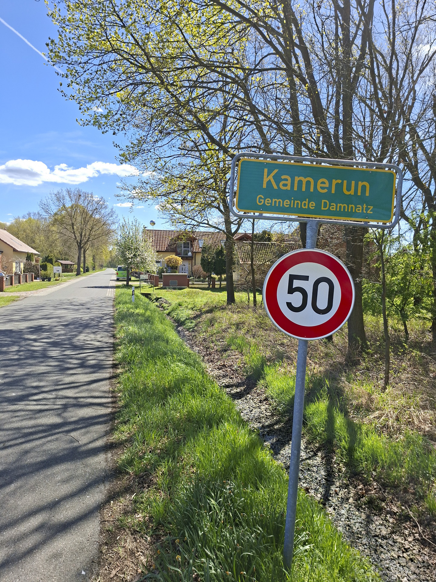 Ortseingangsschild Kamerun – Gemeinde Damnatz