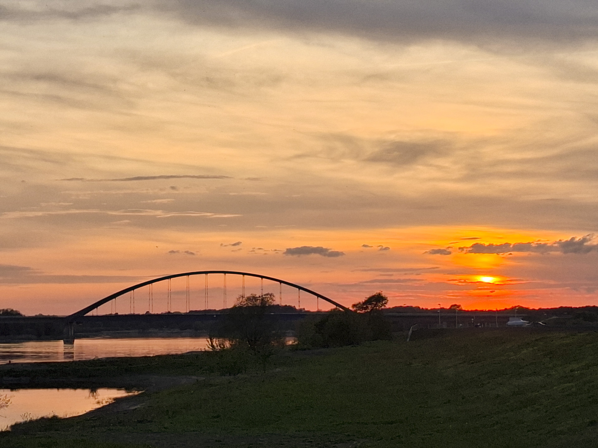 Sonnenuntergang an der Elbe im Wendland – im Hintergrund die Dömitzer Elbbrücke