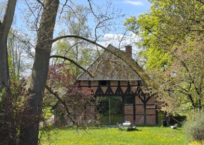 Traditionelles Backsteinhaus inmitten der Natur